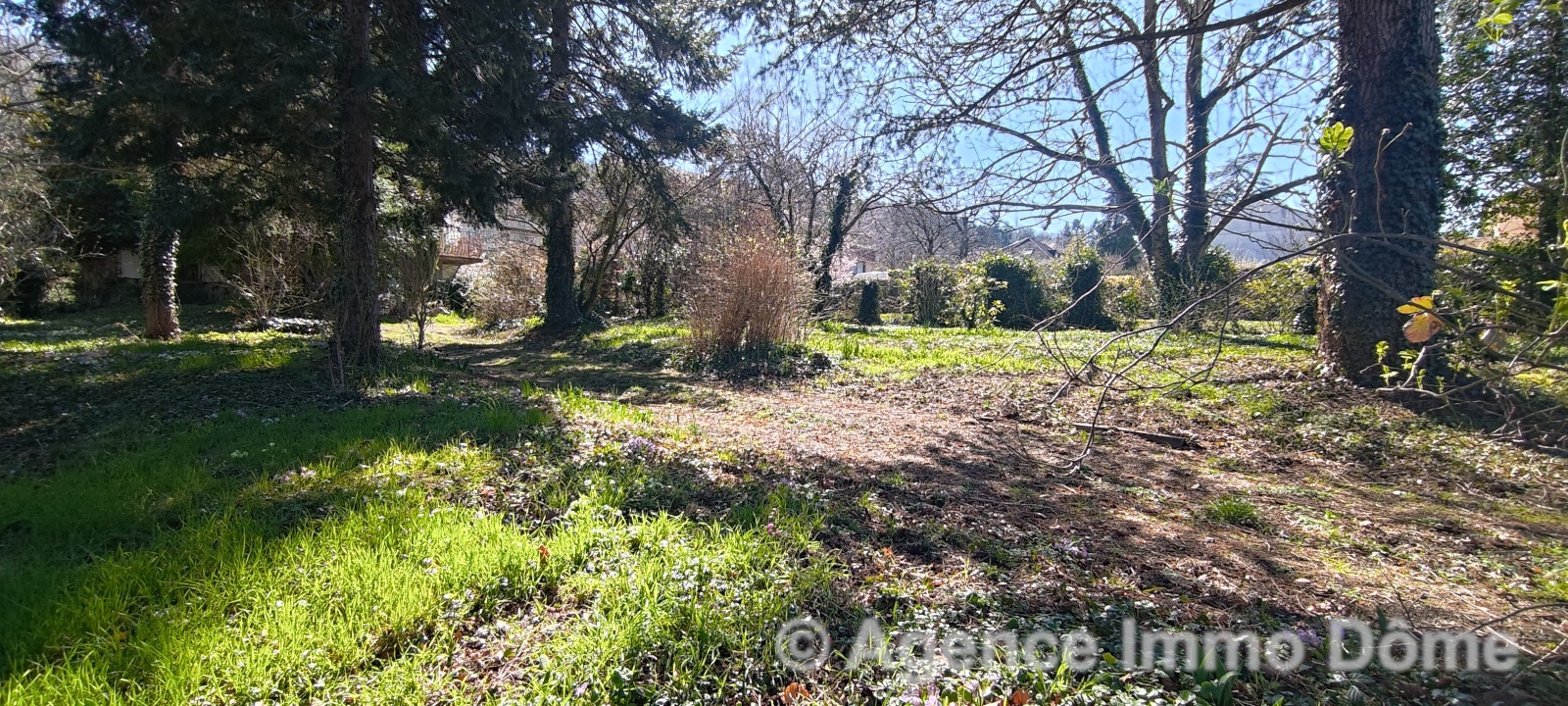 Terrain constructible de 553 m²